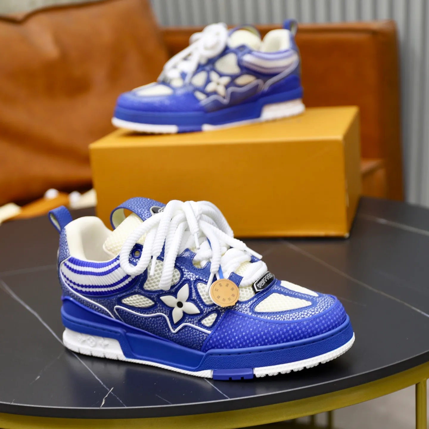 Ex-factory price: 860💰LV Couple👫Louis Vuitton TRAINER sneakers classic Louis Vuitton men's artistic director Virgil Abloh picked inspiration to create this LV Trainer sneaker. Yingze crystal inlays present a colorful effect. VS can be matched with two gorgeous effect colors. The LV letter logo badge on the tongue is gorgeous and noble. The LV letter is decorated on the side. The outsole is decorated with a Monogram flower pattern. It shows the trend of elegance and nobility! Men's and women's models: 35-46